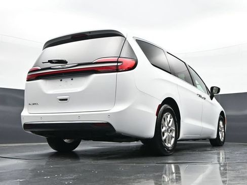 Used 2024 Chrysler Pacifica Touring-L FWD image 40