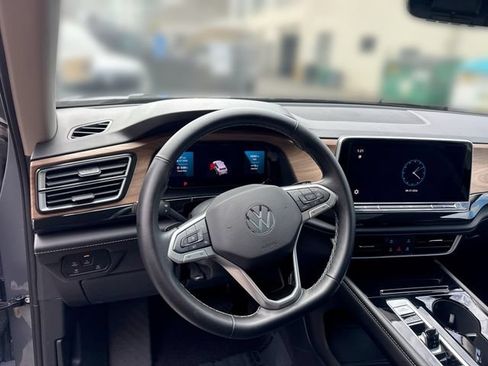 Certified 2025 Volkswagen Atlas SE FWD image 12
