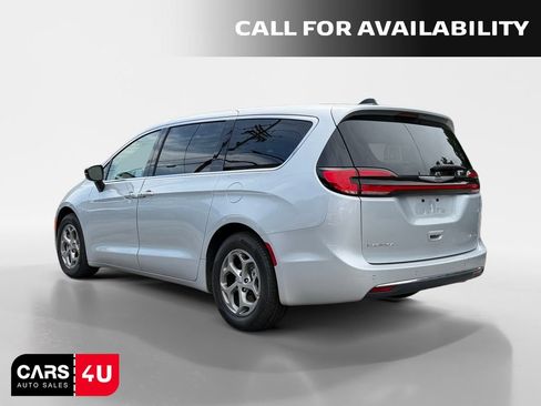 Used 2024 Chrysler Pacifica Limited FWD image 5