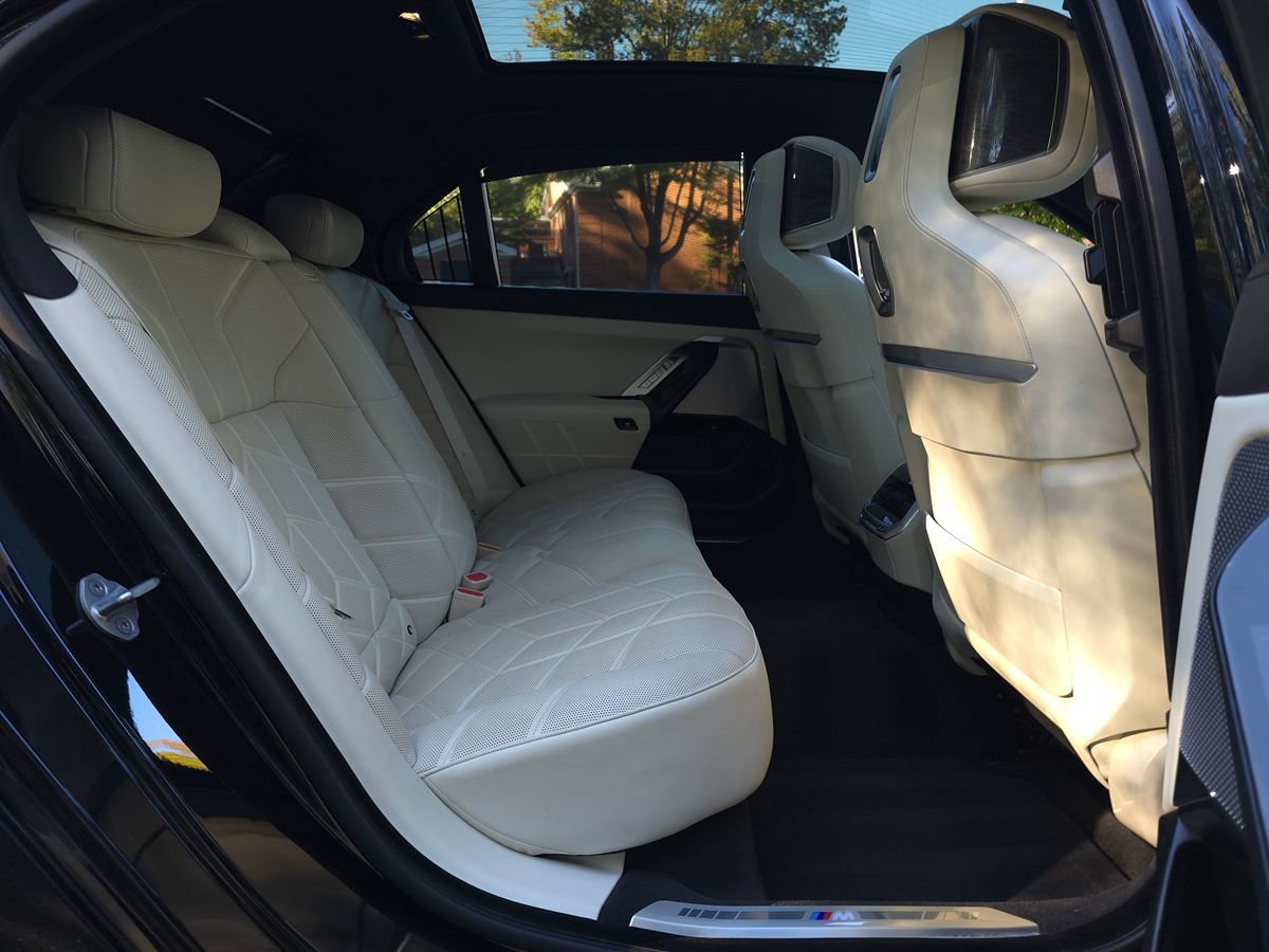 Used 2024 BMW 760i xDrive w/ Premium Package 2 AWD/4WD image 19