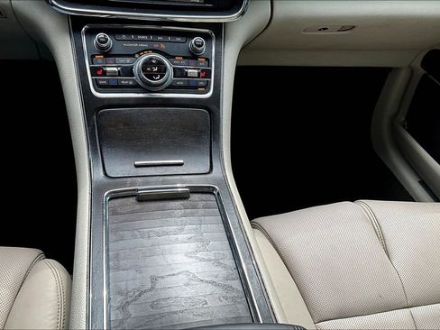 Used 2017 Lincoln Continental Select FWD image 17