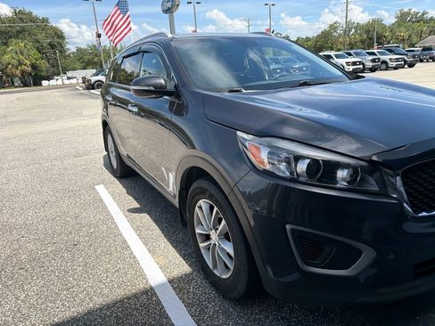 Used 2017 Kia Sorento AWD w/ LX Convenience Package image 3