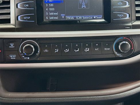 Used 2019 Toyota Highlander LE image 16