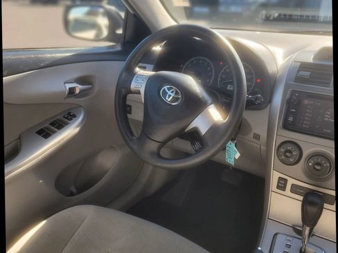 Used 2013 Toyota Corolla LE FWD image 28