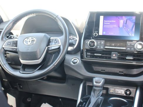 Used 2023 Toyota Highlander XLE FWD image 25