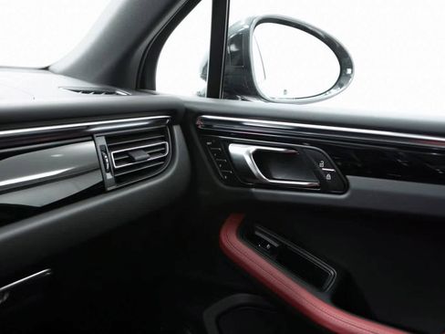 Certified 2025 Porsche Macan image 23