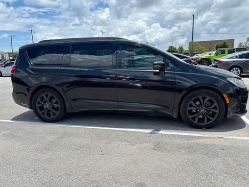 Used 2019 Chrysler Pacifica Limited w/ Advanced Safetytec Group FWD image 6