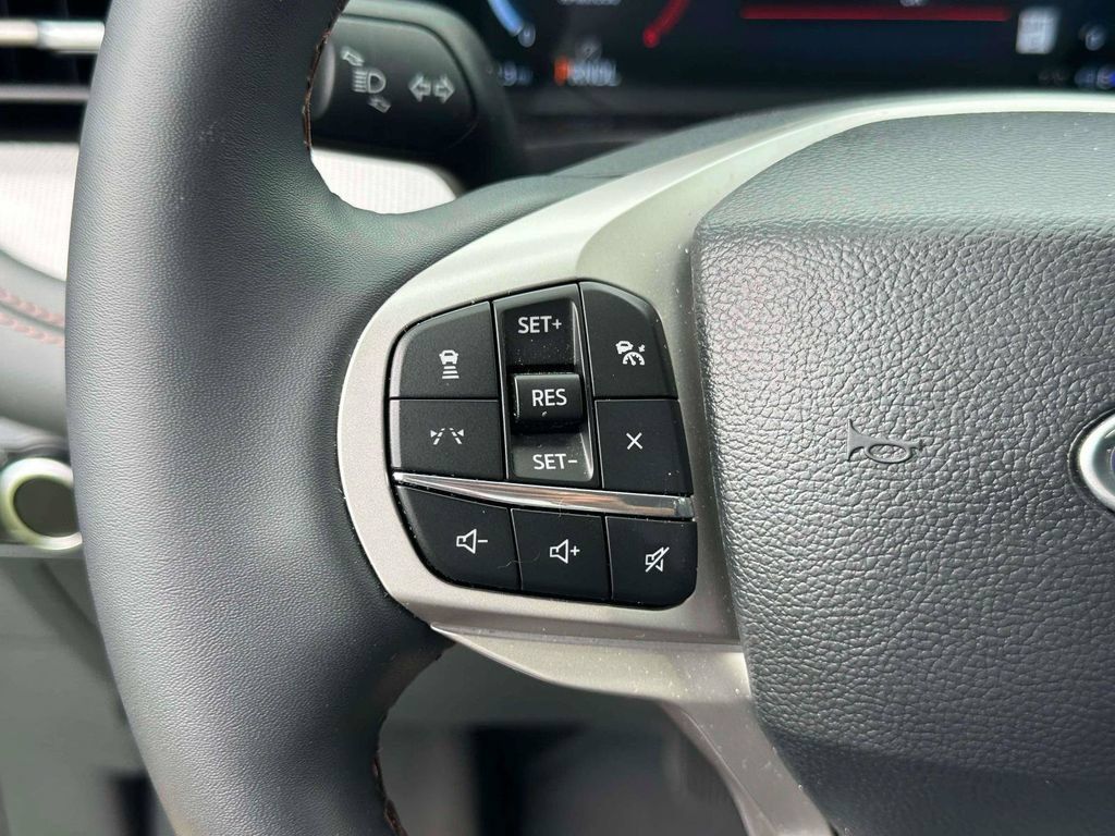 Used 2026 Ford Explorer Active AWD/4WD image 21