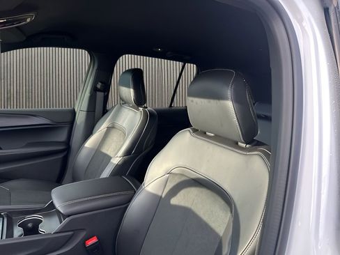 New 2025 Jeep Grand Cherokee Altitude image 27