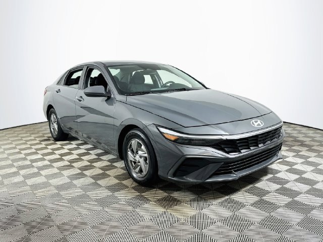 Used 2025 Hyundai Elantra SE w/ Cargo Package FWD image 1