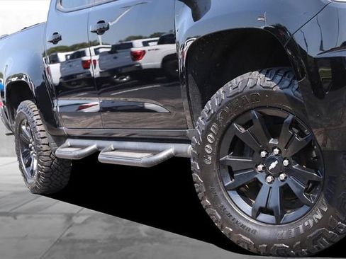 Used 2019 Chevrolet Colorado Z71 w/ Z71 Midnight Edition AWD/4WD image 3