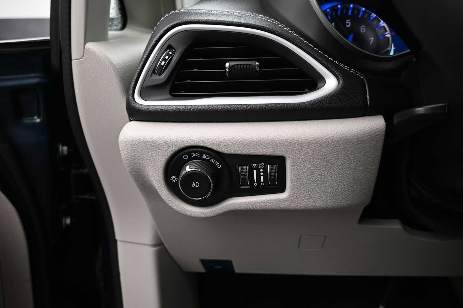 Used 2023 Chrysler Pacifica Touring-L AWD/4WD image 9