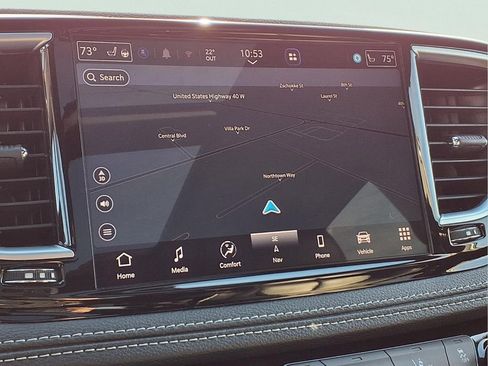 Used 2025 Chrysler Pacifica Limited image 6