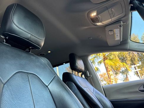 Used 2022 Chrysler Pacifica Touring-L image 20