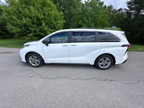 Used 2023 Toyota Sienna XSE w/ XSE Plus Package AWD/4WD image 6