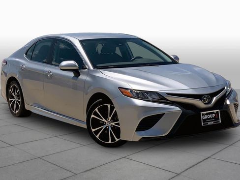 Used 2020 Toyota Camry SE FWD image 3