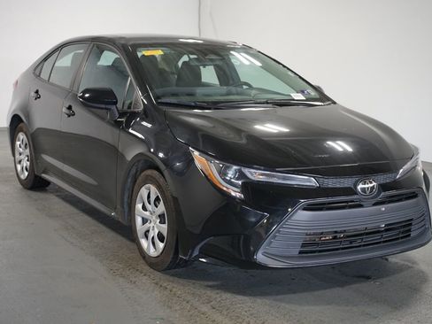 Used 2023 Toyota Corolla LE image 3