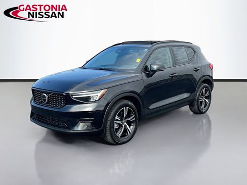 Used 2024 Volvo XC40 B5 Core image 3