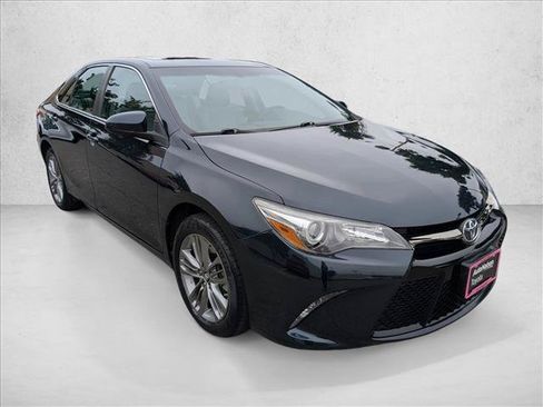 Used 2017 Toyota Camry SE w/ Moonroof Package FWD image 3