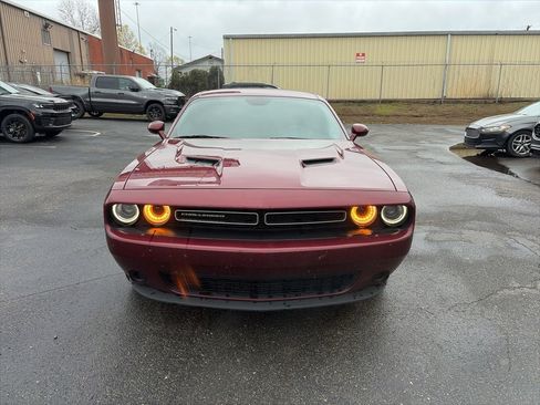 Used 2023 Dodge Challenger SXT image 2