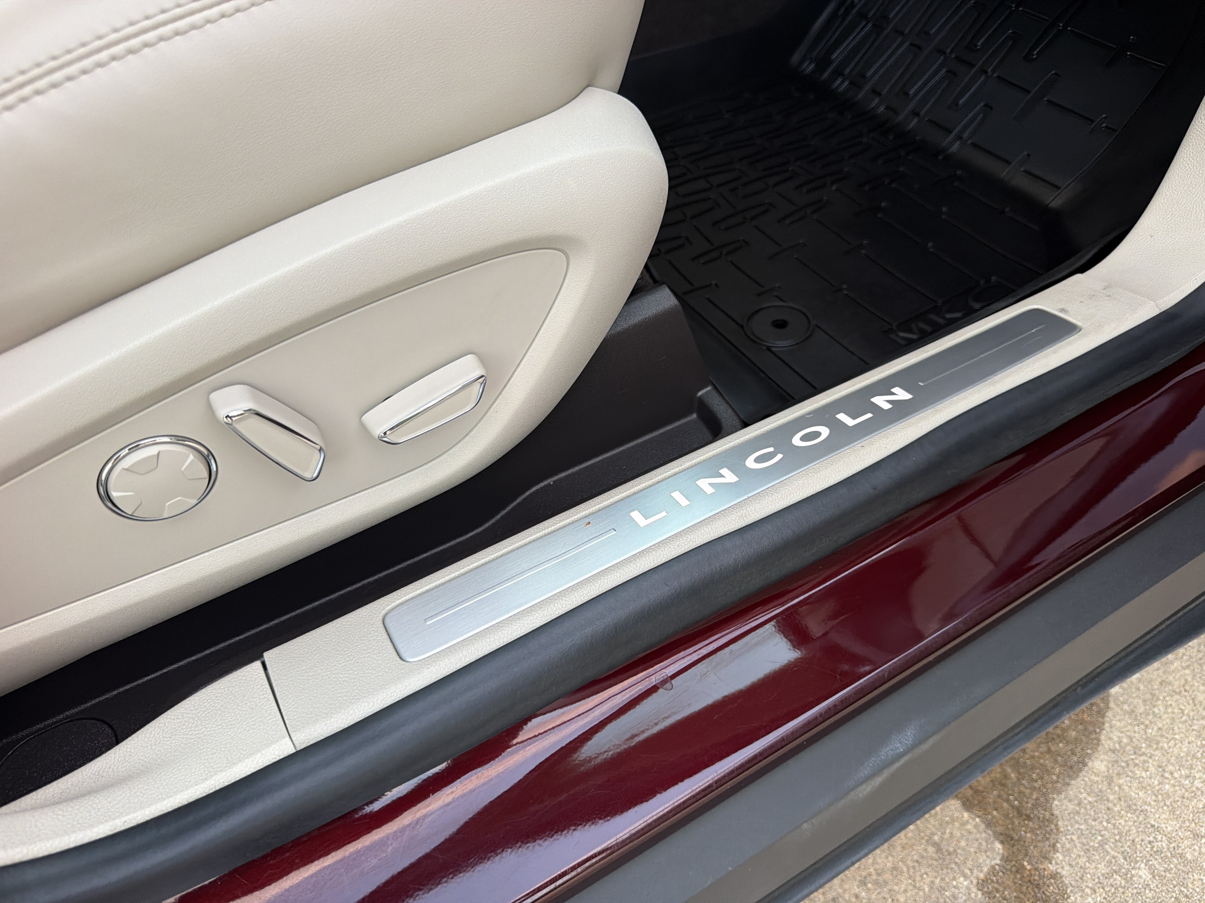 Used 2019 Lincoln MKC Reserve w/ MKC Climate Package FWD image 12