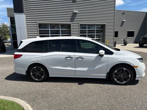 Used 2024 Honda Odyssey Elite image 3