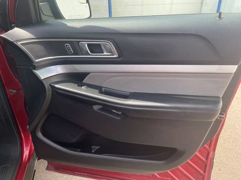 Used 2017 Ford Explorer XLT w/ Equipment Group 202A FWD image 44