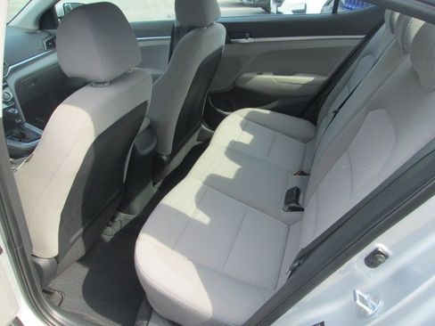 Used 2019 Hyundai Elantra SE FWD image 11