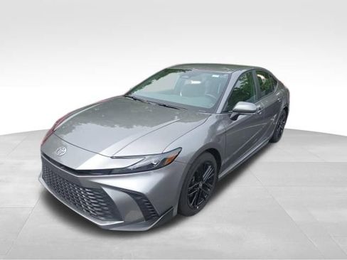 Used 2025 Toyota Camry SE FWD image 2