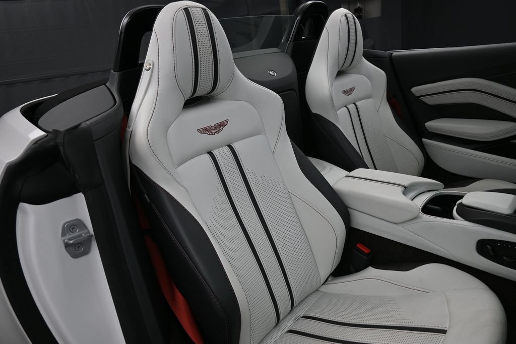 Used 2023 Aston Martin V8 Vantage Roadster RWD image 23
