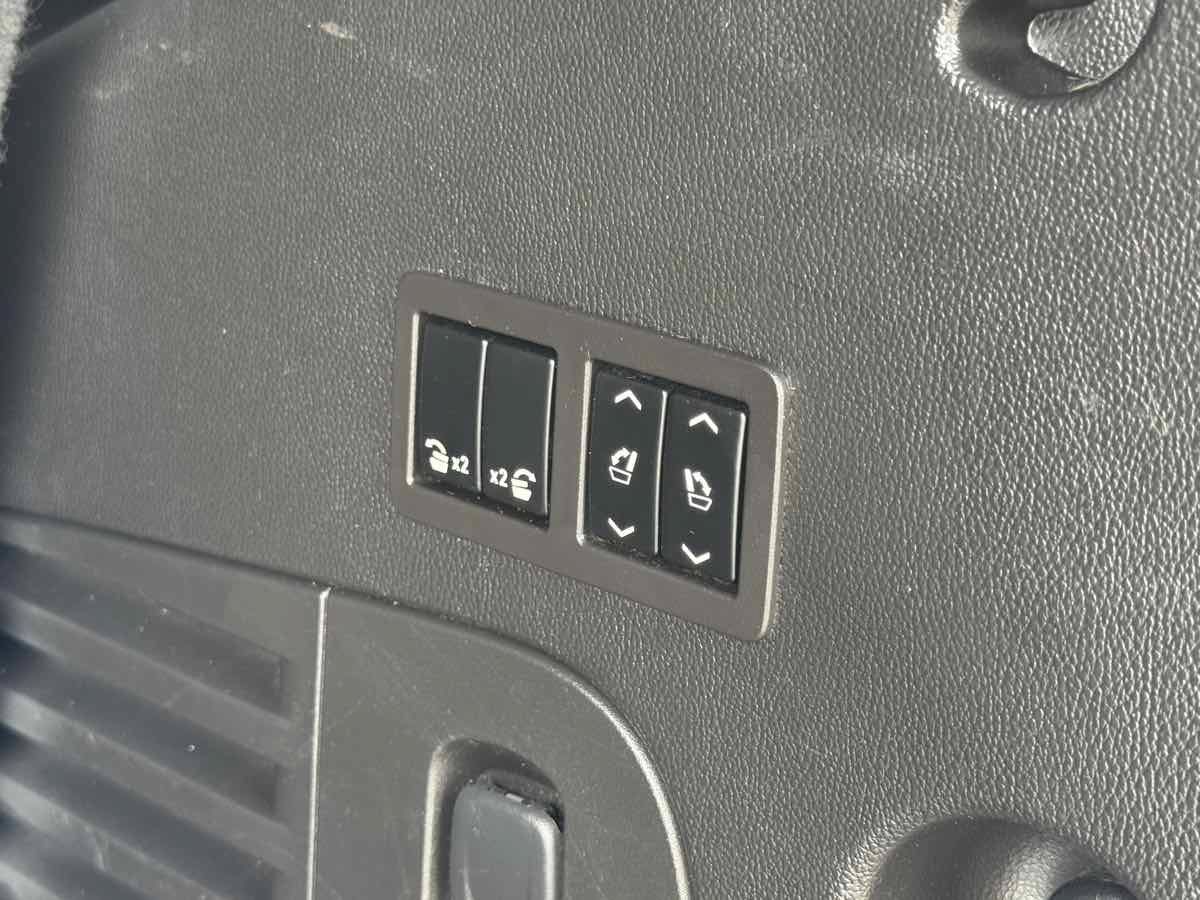 Used 2016 GMC Yukon Denali w/ Open Road Package RWD image 11