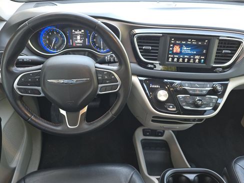 Used 2018 Chrysler Pacifica Touring-L FWD image 14