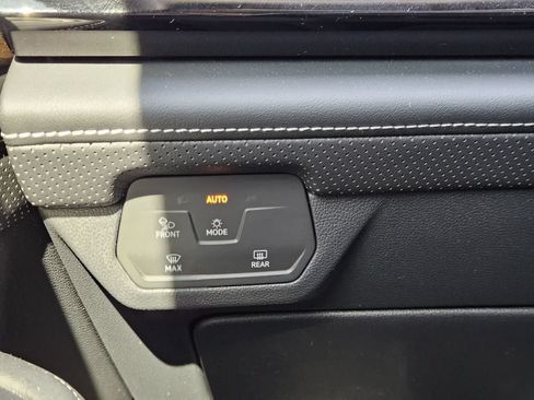 Used 2024 Volkswagen Atlas SE w/ Black Wheel Package FWD image 21