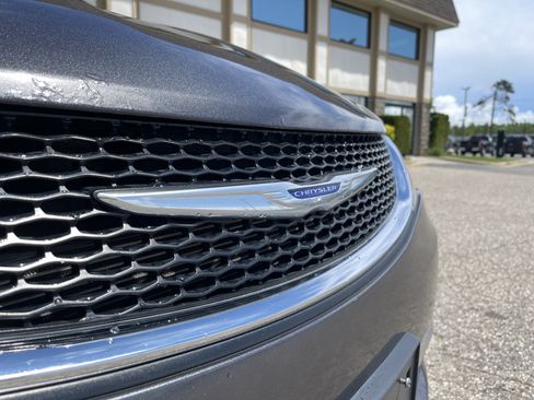 Used 2020 Chrysler Pacifica Limited FWD image 29