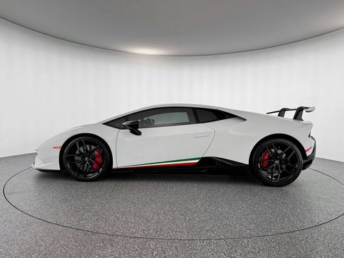 Used 2018 Lamborghini Huracan Performante AWD/4WD image 2
