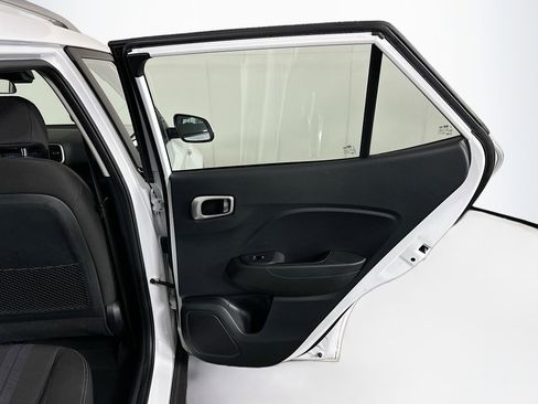 Used 2025 Hyundai Venue SEL image 29