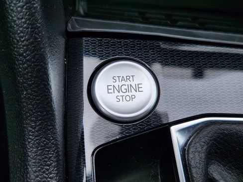 Certified 2025 Volkswagen Taos SE AWD/4WD image 17