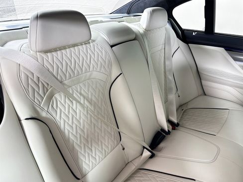 Used 2022 BMW ALPINA B7 xDrive image 22