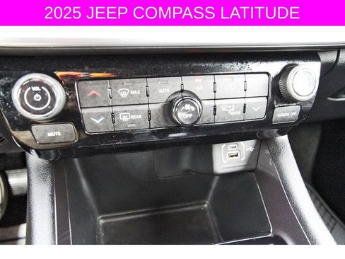 Used 2025 Jeep Compass Latitude w/ Convenience Group image 30