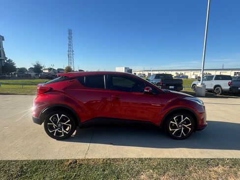 Used 2022 Toyota C-HR XLE image 9