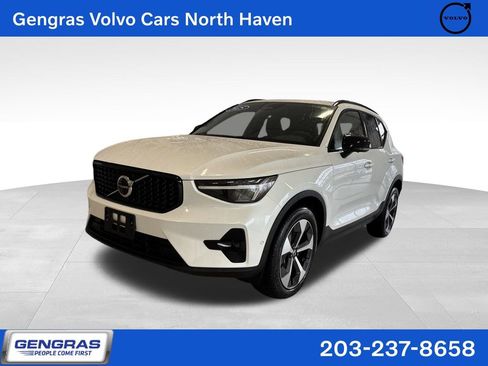 Certified 2025 Volvo XC40 B5 Plus image 1