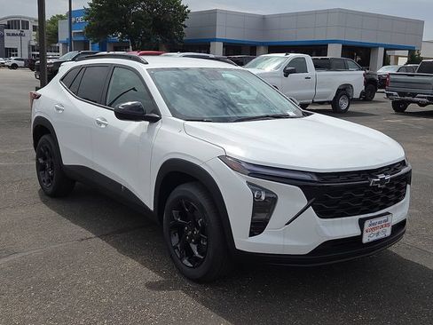New 2026 Chevrolet Trax LT w/ Midnight Edition FWD image 5