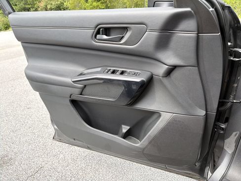 Certified 2025 Nissan Pathfinder SV FWD image 12