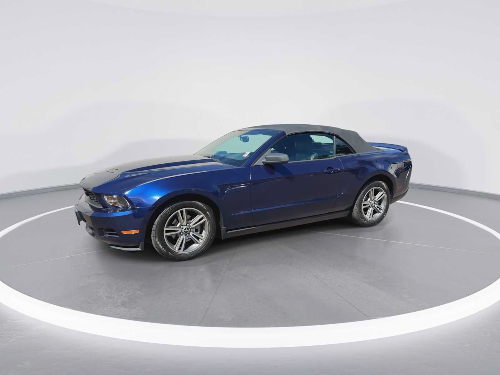 Used 2010 Ford Mustang Convertible RWD image 4