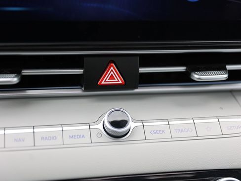 Certified 2025 Hyundai Elantra Limited FWD image 22