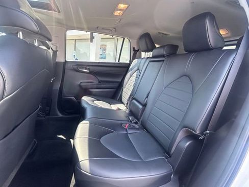 Used 2022 Toyota Highlander XLE image 19
