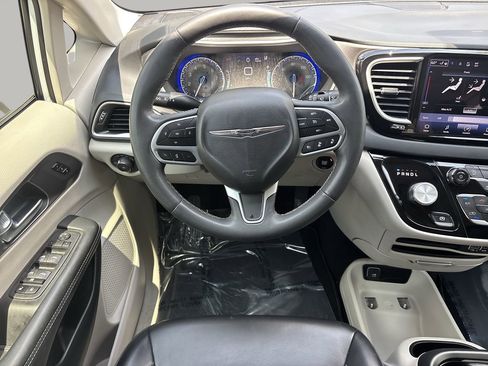 Used 2023 Chrysler Pacifica Touring-L FWD image 13