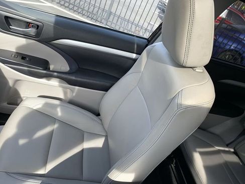 Certified 2019 Toyota Highlander XLE image 31