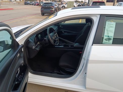 Used 2025 Hyundai Elantra SEL image 9