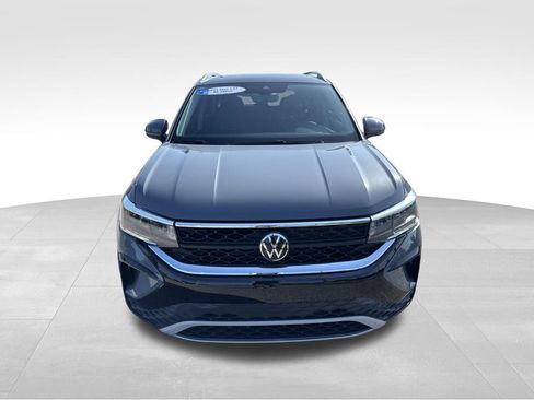 Used 2023 Volkswagen Taos SE w/ Panoramic Sunroof Package FWD image 3